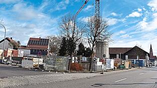 An der Baustelle für die Senioren-Appartements an der Ecke zur Günter-Eich-Straße wurden einzelne veränderte Planungselemente im Ausschuss genehmigt. An der Baustelle für die Senioren-Appartements an der Ecke zur Günter-Eich-Straße wurden einzelne veränderte Planungselemente im Ausschuss genehmigt.