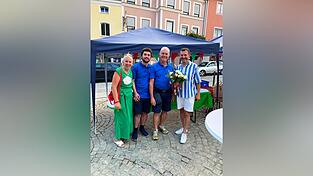 Für die Händler gab es Rosen - verteilt wurden diese von Carola Höcherl-Neubauer vom Verein Stadtmarketing und Bürgermeister Markus Hofmann. Für die Händler gab es Rosen - verteilt wurden diese von Carola Höcherl-Neubauer vom Verein Stadtmarketing und Bürgermeister Markus Hofmann.