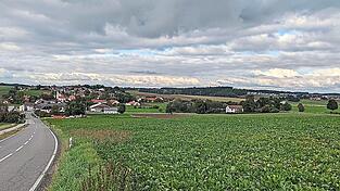 Hier soll das geplante Mischgebiet &bdquo;Steimerberg-Ost&ldquo; in Hanglage entstehen.