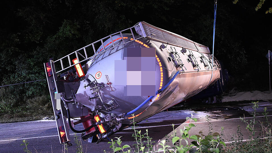 Der bei dem Unfall am Freitag auf der B388 havarierte Lastzug. Der bei dem Unfall am Freitag auf der B388 havarierte Lastzug.