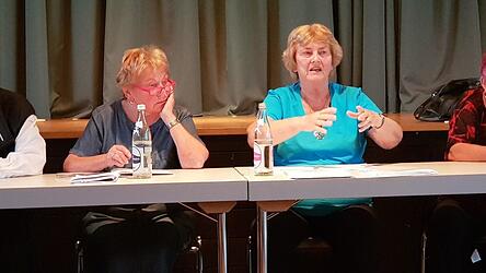 Die Vorstandschaft des Vereins 'Velden - einst und jetzt' mit Vorsitzender Maria Neudecker (3. von links). Ruhestandspfarrer Gabriel Kreuzer (links) kritisierte, dass der Verein in Sachen Räumlichkeiten hingehalten werde.