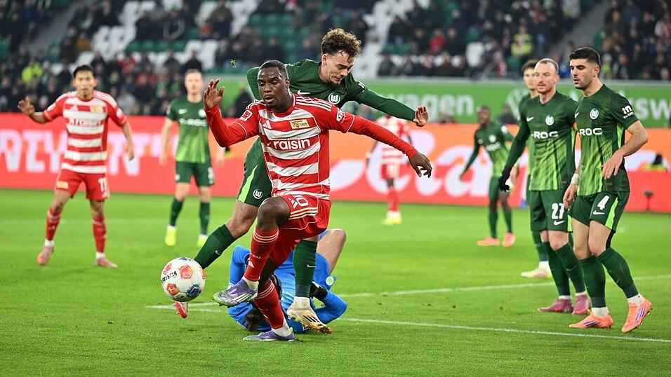 Ilyas Ansah (1. FC Union Berlin) wird von gleich mehreren Wolfsburgern bedrängt.