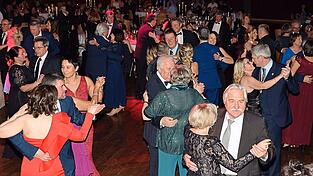 Auf den Tanzfl&auml;chen - wie hier in der Moosburger Stadthalle - wird in den n&auml;chsten Wochen wieder viel geboten sein. Ein Faschingsball jagt in der Region den n&auml;chsten.