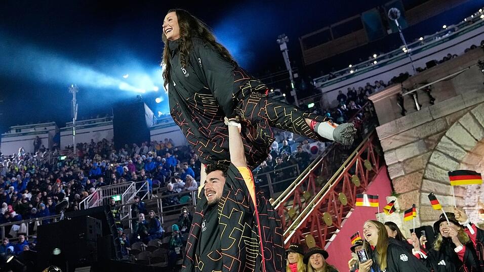 Das Eiskunstlauf-Duo Annika Hocke und Robert Kunkel zeigte eine Hebefigur.
