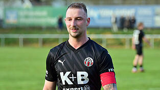 Der ASV Cham um Kapit&auml;n Marco Pfab ist hei&szlig; auf das Bayernliga-Topspiel gegen den ASV Neumarkt, der als aktueller Tabellenzweiter von Cham &uuml;berholt werden k&ouml;nnte. Pfab hat allerdings Beschwerden am Knie, weswegen sein Einsatz noch unsicher ist. Foto: