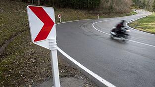 Beim Versuch, lediglich auf dem Hinterrad seines Motorrads zu fahren, verlor der Fahrer die Kontrolle. (Symbolbild) Beim Versuch, lediglich auf dem Hinterrad seines Motorrads zu fahren, verlor der Fahrer die Kontrolle. (Symbolbild)