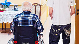 Die Zuzahlungen für einen Platz im Pflegeheim steigen seit Jahren. Zuletzt lagen sie bei über 3.000 Euro pro Monat. Die Zuzahlungen für einen Platz im Pflegeheim steigen seit Jahren. Zuletzt lagen sie bei über 3.000 Euro pro Monat.