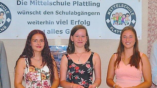 F&uuml;r besondere Leistungen wurden geehrt: Johanna Stoiber, Daniela Fuchs, Jennifer Illick und Justin Pauli (von links nach rechts). Es gratulierten Konrektor Michael Dobler (links) sowie Rektor Josef Sperl und Alois Leipold (von rechts).
