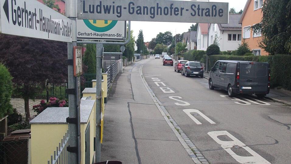 Auch die Fahrg&auml;ste der Stadtbusse werden durch Raser immer wieder gef&auml;hrdet. - Derzeit steht am Alburger Rennweg eine Messtafel der Stadt. Viel zu oft wird auch hier die geltende H&ouml;chstgeschwindigkeit nicht eingehalten.
