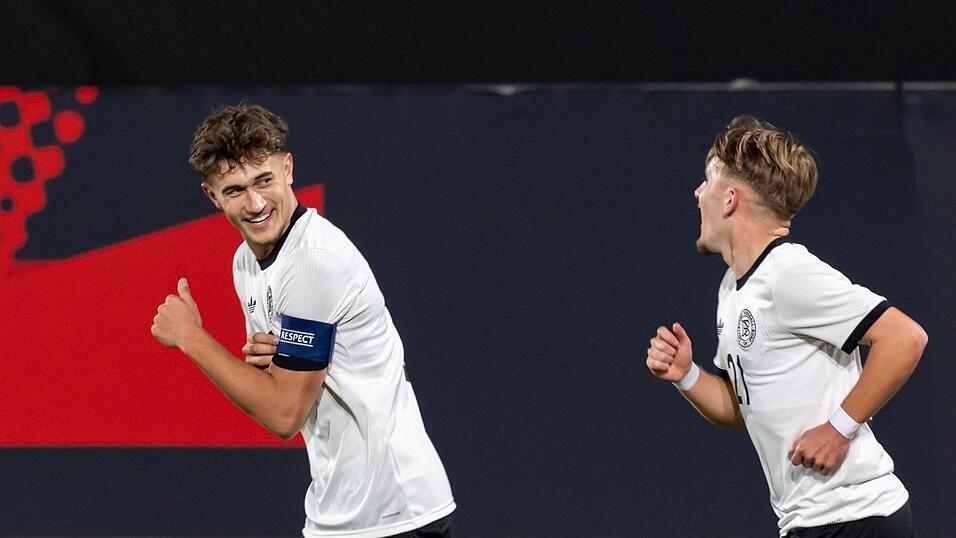 Tom Bischof (l) machte den Anfang beim Sieg gegen Malta - und hatte Spaß mit Lennart Karl. Tom Bischof (l) machte den Anfang beim Sieg gegen Malta - und hatte Spaß mit Lennart Karl.