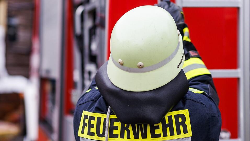 Einsatz für die Feuerwehr: Heizöl ist ausgelaufen und in einen Bach geflossen. (Symbolbild) Einsatz für die Feuerwehr: Heizöl ist ausgelaufen und in einen Bach geflossen. (Symbolbild)