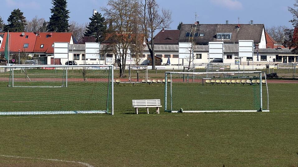 In Erlangen ist ein Fu&szlig;balltor auf einen Jungen gest&uuml;rzt.