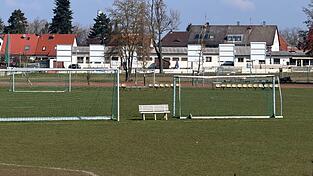 In Erlangen ist ein Fußballtor auf einen Jungen gestürzt. In Erlangen ist ein Fußballtor auf einen Jungen gestürzt.