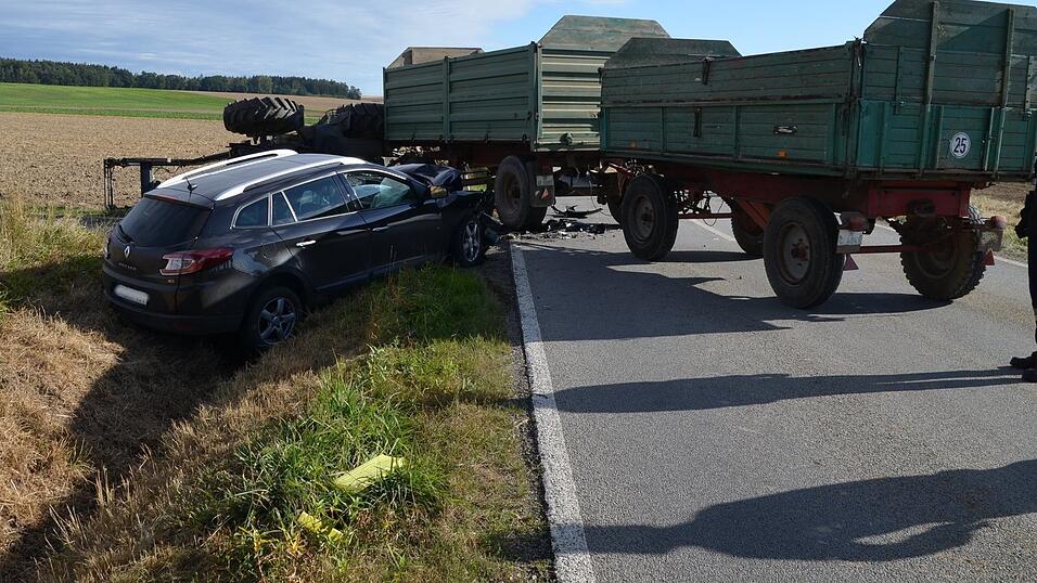 Heftig gescheppert hat es am Freitagmorgen auf der Landstra&szlig;e zwischen Pfakofen und Gansbach. (Foto: Ertl)