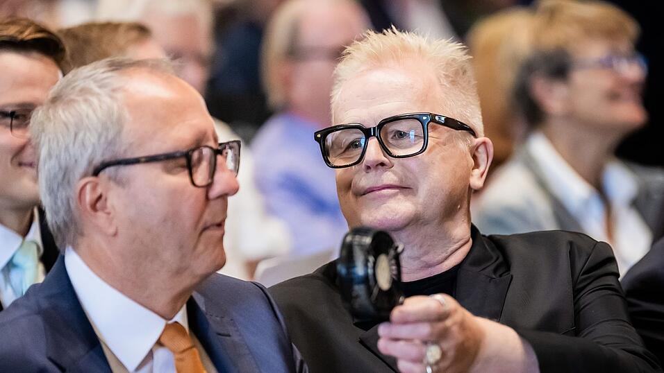 Es war warm bei der Verleihung: Herbert Grönemeyer hielt Andreas Voßkuhle, ehemaliger Präsident des Bundesverfassungsgerichts und Senatspräsident der Deutschen Nationalstiftung, daher einen Handventilator hin. Es war warm bei der Verleihung: Herbert Grönemeyer hielt Andreas Voßkuhle, ehemaliger Präsident des Bundesverfassungsgerichts und Senatspräsident der Deutschen Nationalstiftung, daher einen Handventilator hin.
