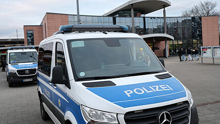 Der Täter demolierte vier Fahrzeige de Bundespolizei (Symbolfoto)
