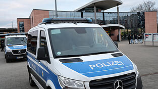 Der Täter demolierte vier Fahrzeige de Bundespolizei (Symbolfoto)