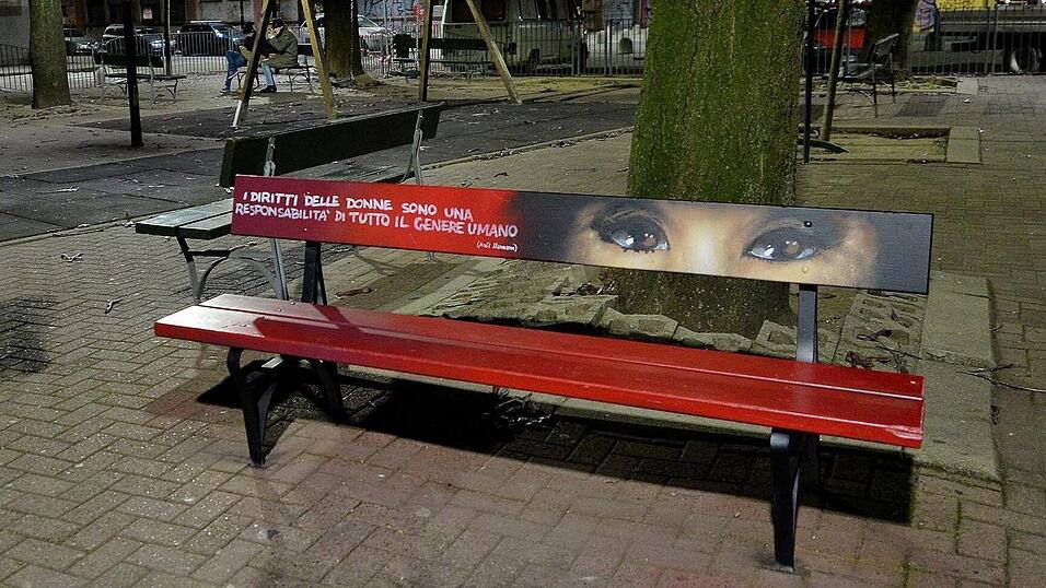 In Italien hat die Bewegung der „Roten Bank“ seinen Ursprung. Nun wird es bald auch in Osterhofen dieses Symbol gegen Gewalt in Familien geben. Allerdings wird es eine rein rot lackierte Bank mit Hinweistafel sein, die als „Wanderbank“ an verschiedenen Stellen in der Stadtgemeinde platziert wird.