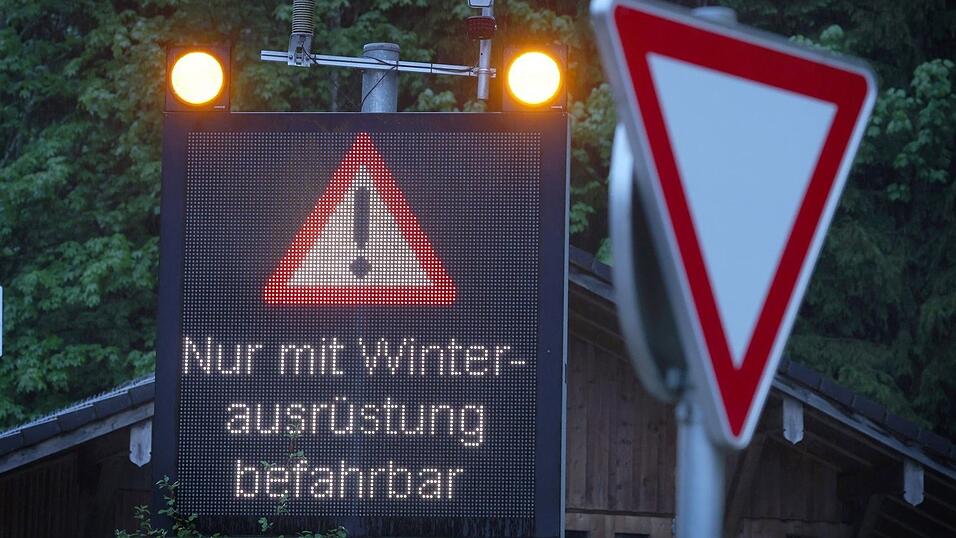 Der Riedbergpass im Oberallgäu war zunächst nur mit Winterausrüstung befahrbar. Der Riedbergpass im Oberallgäu war zunächst nur mit Winterausrüstung befahrbar.