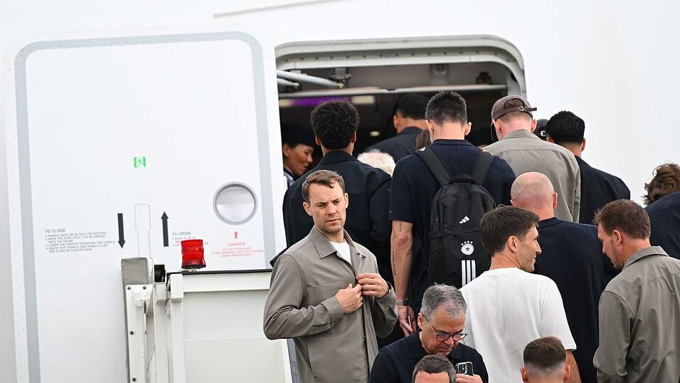Kurz vor dem Start: Torwart Manuel Neuer (l) und Co. starten die WM-Mission. Kurz vor dem Start: Torwart Manuel Neuer (l) und Co. starten die WM-Mission.