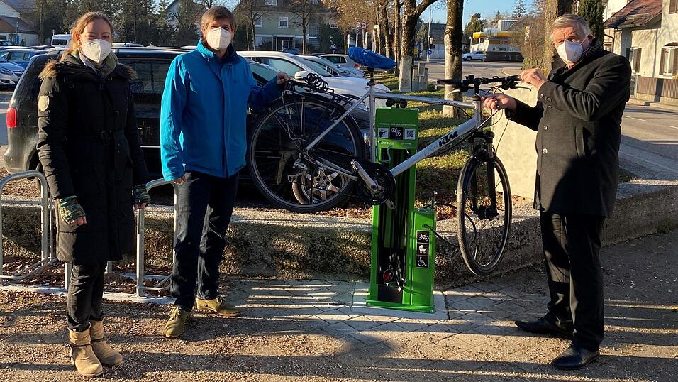 Melanie Falkenstein (v. l.), dritter Bürgermeister und Energiereferent Dr. Michael Stanglmaier und Bürgermeister Josef Dollinger nahmen die neue Fahrrad-Service-Station unter die Lupe. Melanie Falkenstein (v. l.), dritter Bürgermeister und Energiereferent Dr. Michael Stanglmaier und Bürgermeister Josef Dollinger nahmen die neue Fahrrad-Service-Station unter die Lupe.