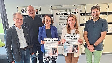 Stellten das Benefizkonzert und das Projekt 'Mit Power ins Klassenzimmer - Frühstück in der Schule' vor (von links): Martin Weikert, Kammerorchester Regensburg, Stefan Steiner, Konrektor der Clermont-Ferrand-Mittelschule, Oberbürgermeisterin Gertrud Maltz-Schwarzfischer, Funda Demir, Rektorin der Clermont-Ferrand-Mittelschule, Benedikt Wiedmann, Vorstand Kulturverein Regensburg.