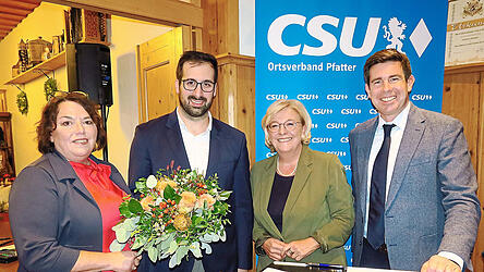 CSU-Ortsverbandsvorsitzende Margit Althapp (links), Landtagsabgeordneter Patrick Grossmann (rechts) und Kreisrätin Sylvia Stierstorfer gratulierten dem Bürgermeisterkandidaten Mario Dörfler (Zweiter von links).