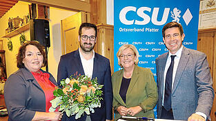 CSU-Ortsverbandsvorsitzende Margit Althapp (links), Landtagsabgeordneter Patrick Grossmann (rechts) und Kreisrätin Sylvia Stierstorfer gratulierten dem Bürgermeisterkandidaten Mario Dörfler (Zweiter von links). CSU-Ortsverbandsvorsitzende Margit Althapp (links), Landtagsabgeordneter Patrick Grossmann (rechts) und Kreisrätin Sylvia Stierstorfer gratulierten dem Bürgermeisterkandidaten Mario Dörfler (Zweiter von links).