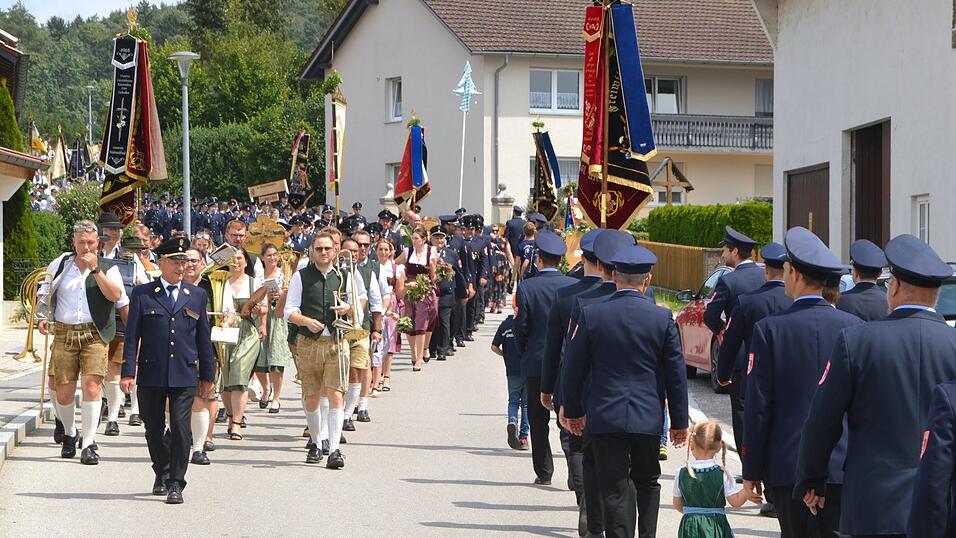 Beim Festumzug durch den Ort konnten sich die teilnehmenden Vereine auch gegenseitig bejubeln. Beim Festumzug durch den Ort konnten sich die teilnehmenden Vereine auch gegenseitig bejubeln.