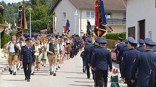 Beim Festumzug durch den Ort konnten sich die teilnehmenden Vereine auch gegenseitig bejubeln. Beim Festumzug durch den Ort konnten sich die teilnehmenden Vereine auch gegenseitig bejubeln.