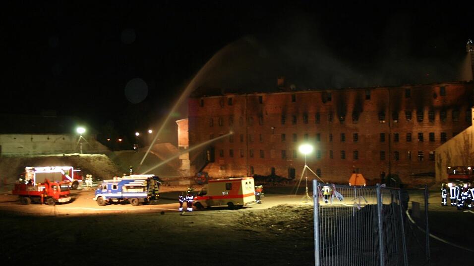Fotos vom Brand auf dem ehemaligen Ziegeleigelände. (Fotos: THW) Fotos vom Brand auf dem ehemaligen Ziegeleigelände. (Fotos: THW)