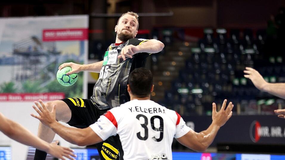 Julius Kühn (o.) aus Deutschland holt aus zum Wurf vor Yehia El-Deraa aus Ägypten. Der Rückraumschütze ist auch für die Handball-Europameisterschaft (13. Januar - 30. Januar 2022) in Ungarn und der Slowakei nominiert.