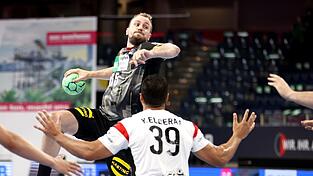 Julius Kühn (o.) aus Deutschland holt aus zum Wurf vor Yehia El-Deraa aus Ägypten. Der Rückraumschütze ist auch für die Handball-Europameisterschaft (13. Januar - 30. Januar 2022) in Ungarn und der Slowakei nominiert.