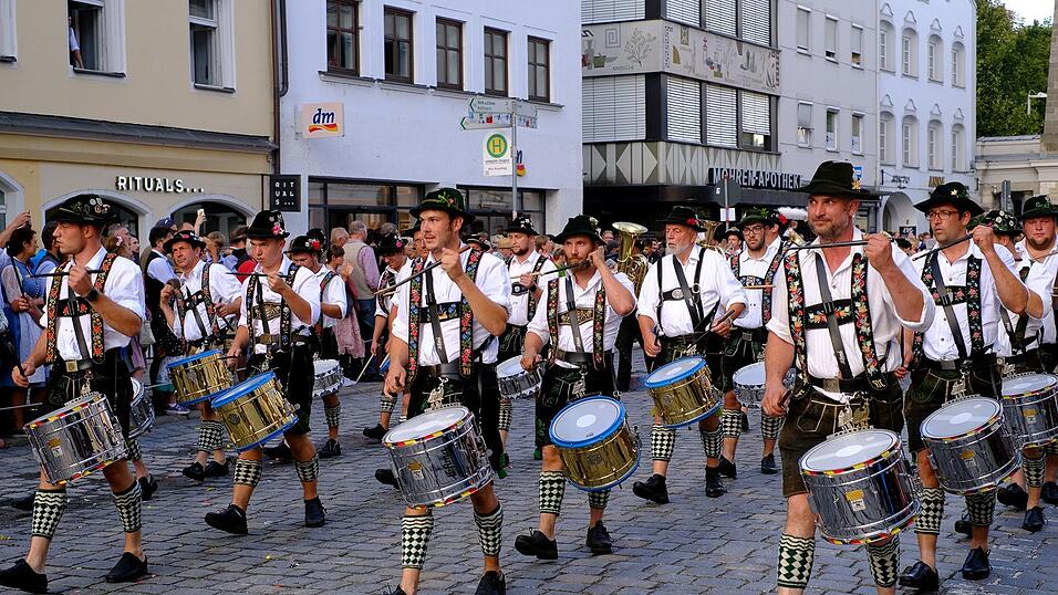 Zahlreiche Musik- und Trachtengruppen zogen nach dreij&auml;hriger Pause am Freitagabend zum Festplatz Am Hagen.