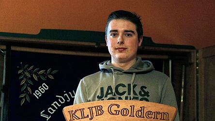 Franz-Xaver Florian (19) entdeckt Fotos, als noch aktive KLJBler seines Heimatorts auf der Fahnenweihe der Nachbarlandjugend Niederaichbach feierten. Ein Denkansto&szlig;.