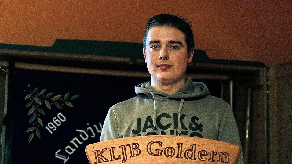 Franz-Xaver Florian (19) entdeckt Fotos, als noch aktive KLJBler seines Heimatorts auf der Fahnenweihe der Nachbarlandjugend Niederaichbach feierten. Ein Denkanstoß. Franz-Xaver Florian (19) entdeckt Fotos, als noch aktive KLJBler seines Heimatorts auf der Fahnenweihe der Nachbarlandjugend Niederaichbach feierten. Ein Denkanstoß.