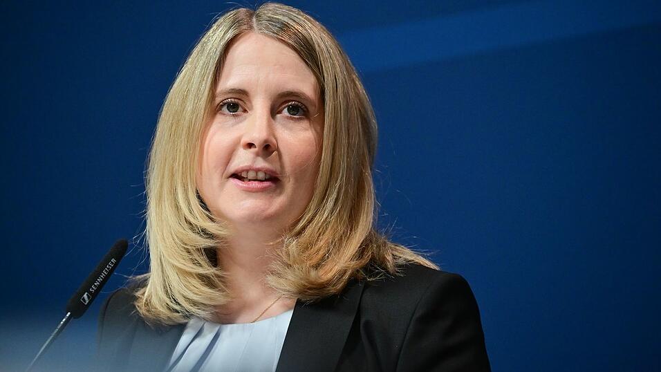 Bauministerin Verena Hubertz will Bauen leichter und billiger machen (Archivbild) Bauministerin Verena Hubertz will Bauen leichter und billiger machen (Archivbild)
