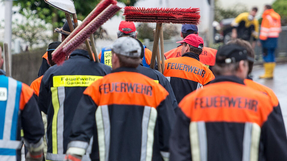 Einsatzkräfte weiter über die Region hinaus kamen nach Fischerdorf, um den Bürgern beizustehen. 'Das können wir nie mehr zurückgeben', sagt Feuerwehrchef Siegfried Pfeffer. Dennoch standen auch die Fischerdorfer ihren Kameraden aus dem Landkreis Rottal-Inn bei, als die 2016 selbst vom Hochwasser getroffen wurden. Einsatzkräfte weiter über die Region hinaus kamen nach Fischerdorf, um den Bürgern beizustehen. 'Das können wir nie mehr zurückgeben', sagt Feuerwehrchef Siegfried Pfeffer. Dennoch standen auch die Fischerdorfer ihren Kameraden aus dem Landkreis Rottal-Inn bei, als die 2016 selbst vom Hochwasser getroffen wurden.