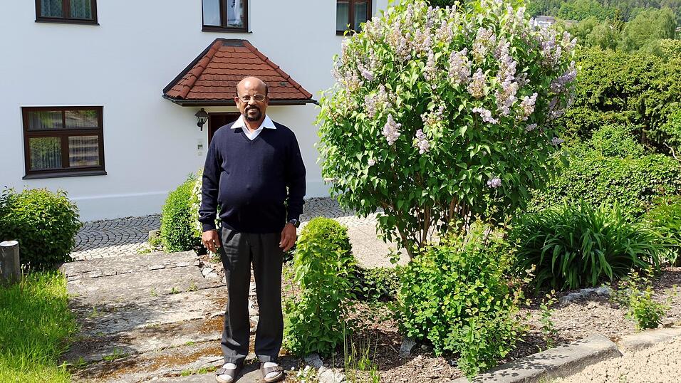 Pfarrer Alexander Alevenathodukayil vor dem Pfarrhaus in Prackenbach. Hier verbringt er seinen Ruhestand.