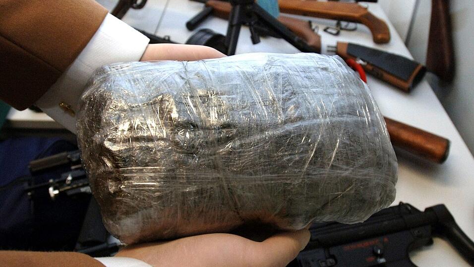 Zwei Kilo Marihuana (Symbolfoto) hatten zwei Männer bei sich, die Montagabend sich in Landau einer Polizeikontrolle entziehen wollten. Zwei Kilo Marihuana (Symbolfoto) hatten zwei Männer bei sich, die Montagabend sich in Landau einer Polizeikontrolle entziehen wollten.