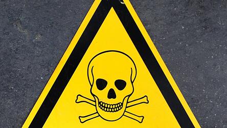 Giftige Flüssigkeiten sollte man niemals offen herumstehen lassen, appelliert ein Zinzendorfer. Giftige Flüssigkeiten sollte man niemals offen herumstehen lassen, appelliert ein Zinzendorfer.