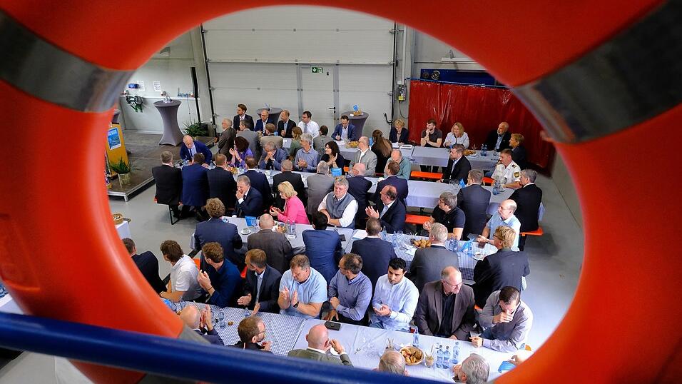 Durch den Rettungsring: Blick auf die Festversammlung in der Hafenmeisterei.