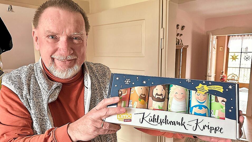 Er lacht, auch wenn ihm bei solchem Kitsch eigentlich nicht zum Lachen ist: Johann Dendorfer zeigt eine 'K&uuml;hlschrank-Krippe', bestehend aus sechs Dosen, auf denen die heilige Familie samt Heiligdreik&ouml;nige aufgedruckt sind und in denen sich ein Saft befindet.