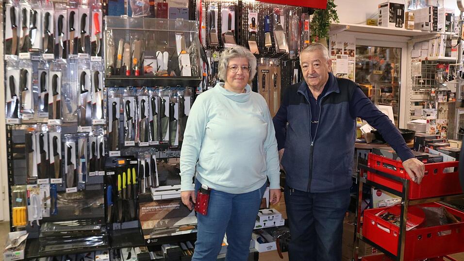 Irmgard Meier (links) ist im Gesch&auml;ft aufgewachsen. Ihr Vater Ernst Hamperl hat es einst von seiner Mutter &uuml;bernommen. Gestartet hatte die Oma von Meier mit Alkoholischem: mit Schnaps.