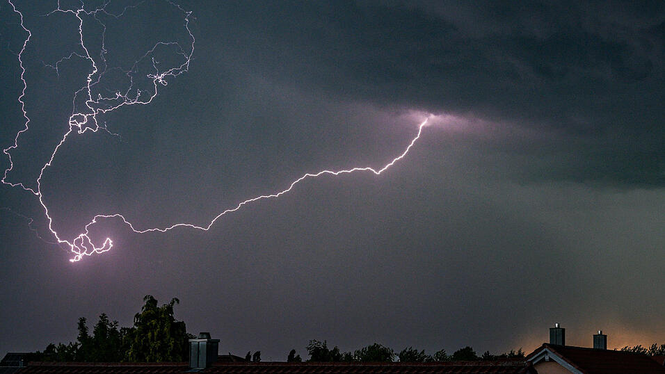 Blitze erhellten den Himmel über Straubing. 