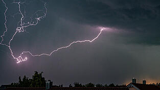 Blitze erhellten den Himmel über Straubing. 