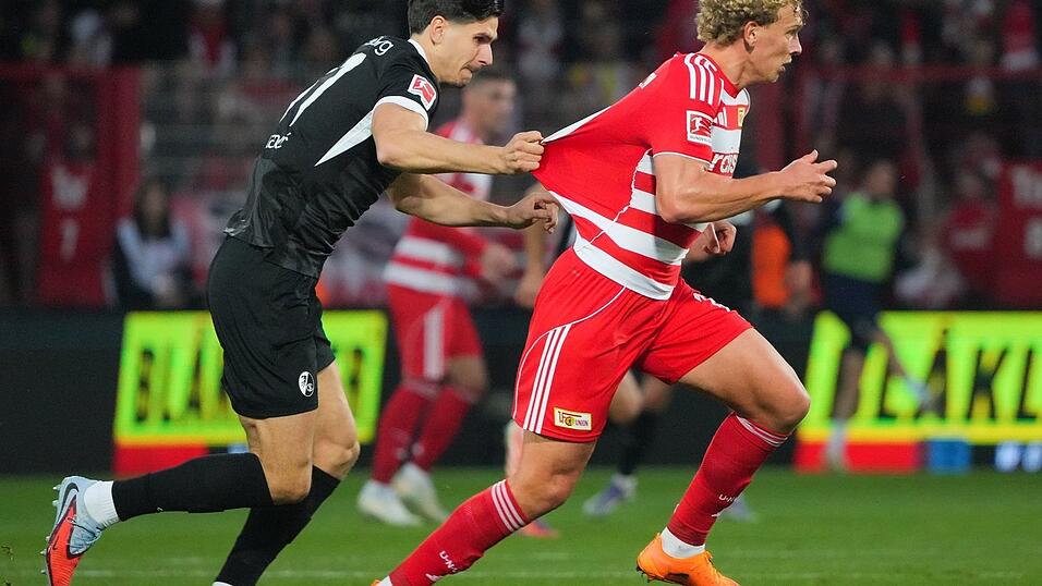 Matanovic (l.) bremst Querfeld (r.) mit unerlaubten Mitteln.