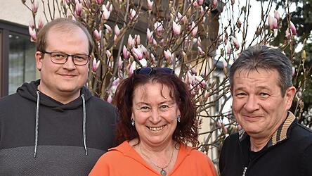 Der neue B&uuml;rgermeister Helmut Neudecker (rechts au&szlig;en) zusammen mit seiner Frau Michaela und dem Sohn Maximilian.
