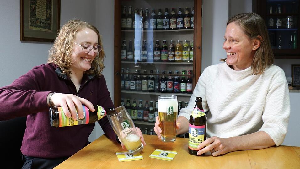 Braumeisterin Miriam Engleder (l.) mit Katalina Kemenyfy (r.)