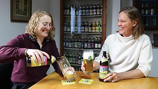 Braumeisterin Miriam Engleder (l.) mit Katalina Kemenyfy (r.)